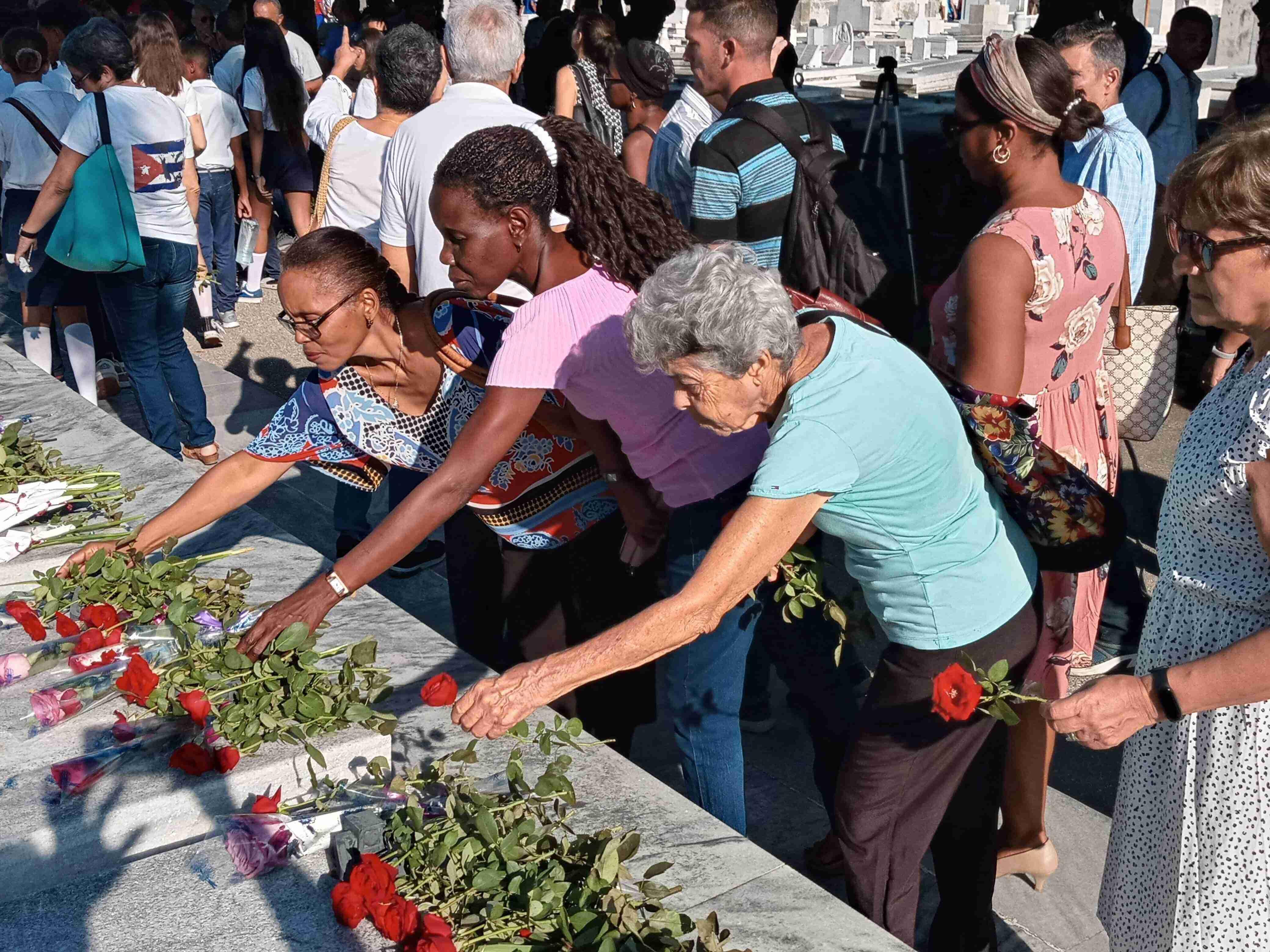 Trabajadores del MTSS rindiendo homenaje a los caídos en el Crimen de Barbados